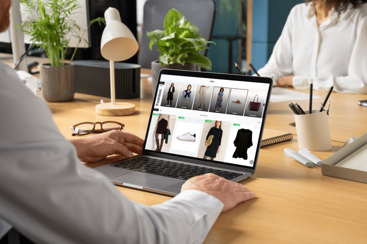 Flatlay mit Laptop und Smartphone – Otlio Mode-Preisvergleich